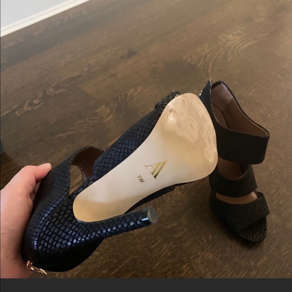 Size 7.5. - Picture 2 of 2